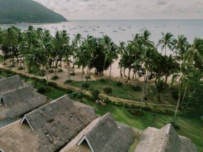 Candid wedding moment captured in El Nido, Palawan — Aubrey Stills Studio